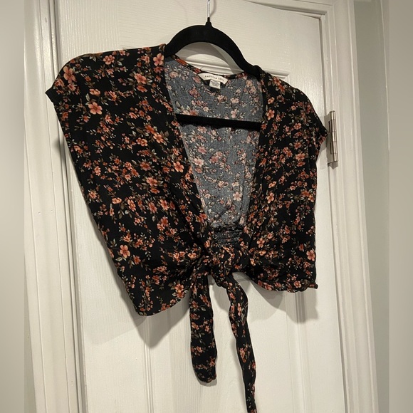 American Eagle Size S Black Floral Cap Sleeve Front Tie Smocked Waist Crop Top - Picture 5 of 11